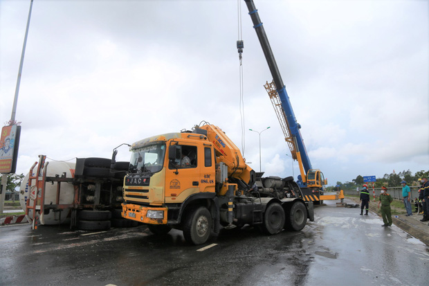 Xe cẩu chuyên dụng đã được điều đến hiện trường, nhiều lốp xe ô tô cũng được huy động để làm tấm đệm khi cẩu xe