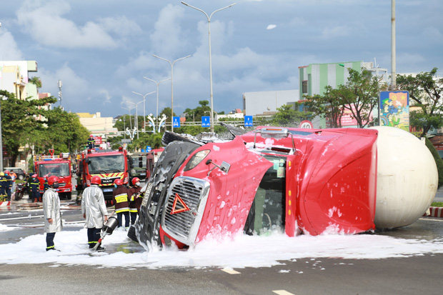 Bột Foam được phun liên tục để làm mát, tránh phát sinh nhiệt