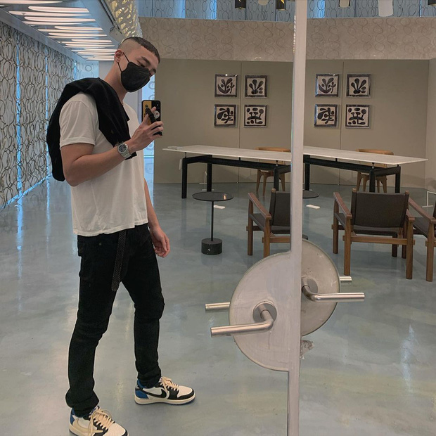 Thân hình vạm vỡ, cơ bắp cuồn cuộn và phong cách nam tính của Roy Kim khiến ai cũng bất ngờ