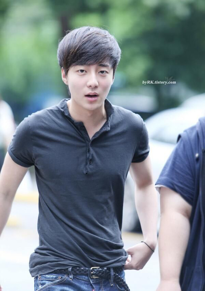 Roy Kim từng có thân hình gầy gò, gương mặt thư sinh