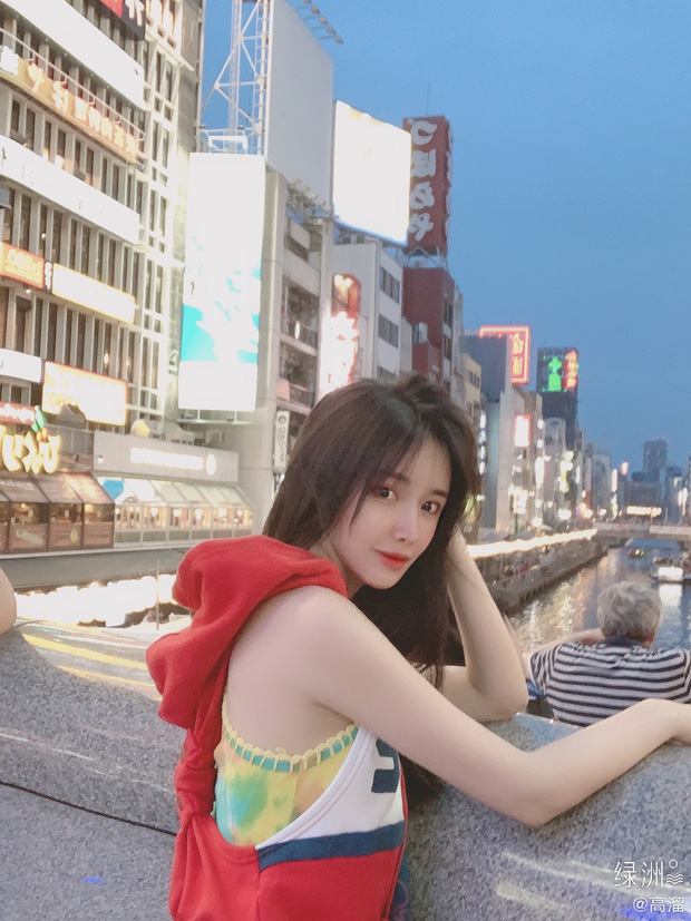 Người đẹp chăm chia sẻ những tấm hình du lịch, vui chơi bên bạn bè