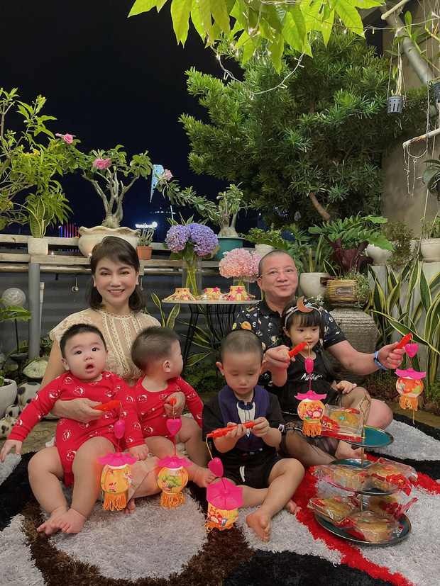 Hậu sóng gió hôn nhân với đại gia Đức Phạm, Diệp Lâm Anh lần đầu cho bố mẹ chồng quyền lực lên sóng, thể hiện mối quan hệ tốt đẹp, gắn bó