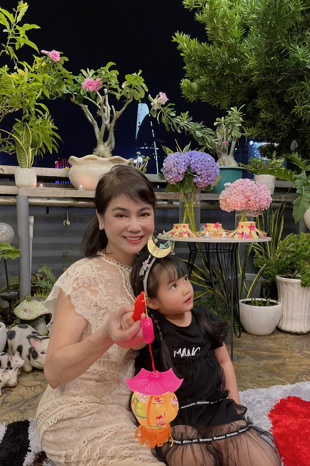 Mẹ chồng của Diệp Lâm Anh toát ra thần thái quyền lực của phu nhân trong gia đình hào môn