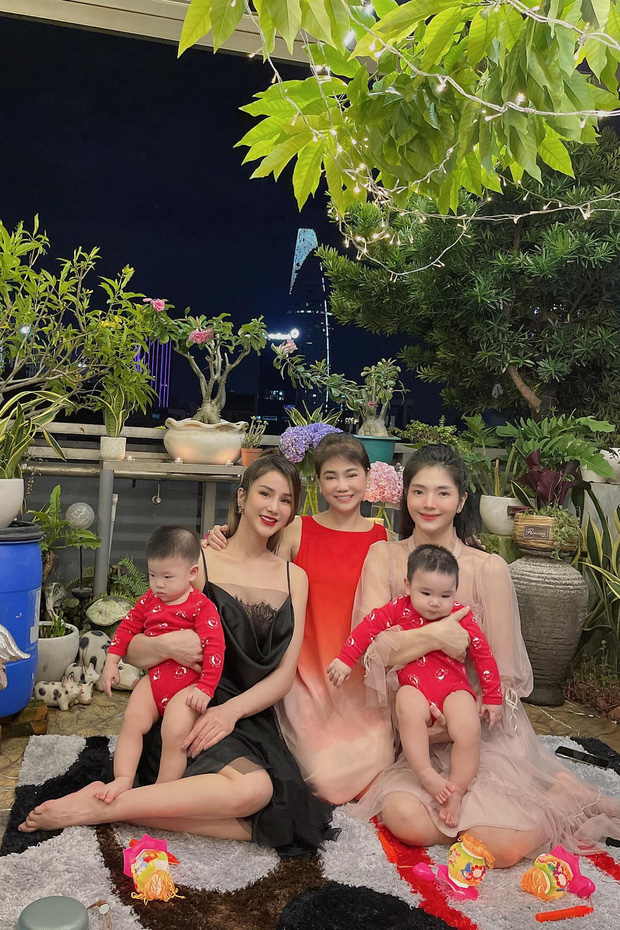 Diệp Lâm Anh khoe nhan sắc mẹ 2 con đáng ngưỡng mộ, vui vẻ tụ họp cùng hội chị em bên nhà chồng đến đón Trung thu. Chồng của nữ ca sĩ không xuất hiện trong bất kỳ bức ảnh gia đình nào trong dịp đoàn viên
