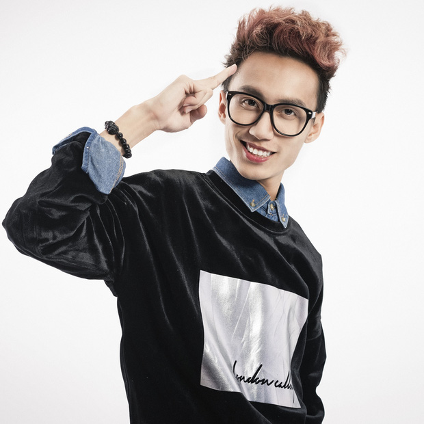 Hình ảnh một nam ca sĩ hơi gầy gò nhưng thư sinh, hiền lành trong cặp kính cận của Lynk Lee trở nên quen thuộc trong lòng khán giả