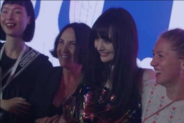 Ngay cả trong những bức ảnh không PTS, Trịnh Sảng khiến người hâm mộ hoảng hồn vì chiếc mũi có thể 