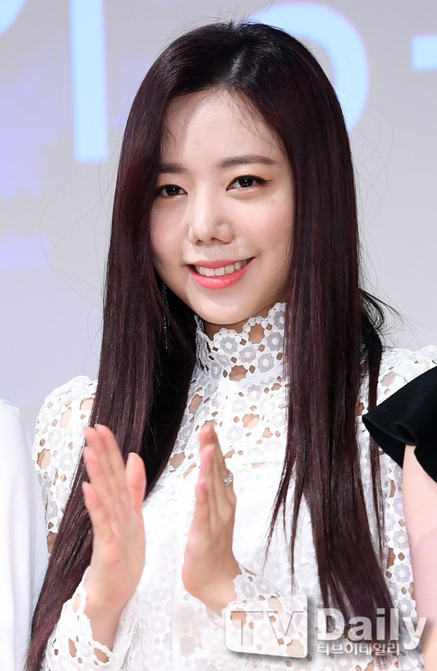 Cánh mũi to bè, sống mũi đơ cứng, gượng gạo của Namjoo khiến ai cũng phải tiếc nuối nhan sắc thời trẻ của nữ ca sĩ