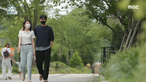 Lee Ji Hoon còn tiết lộ anh thường hôn má em gái lúc ngủ