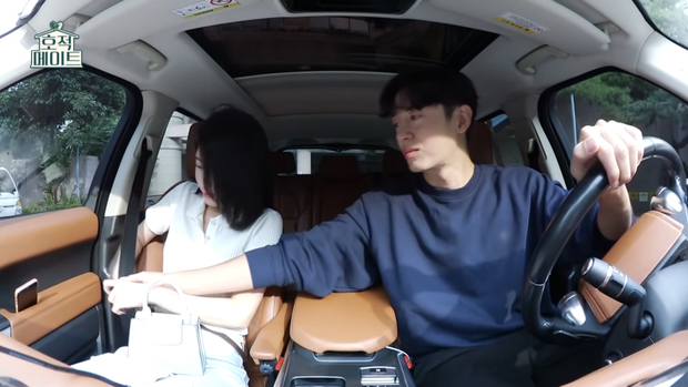 ... giúp em gái thắt dây an toàn...