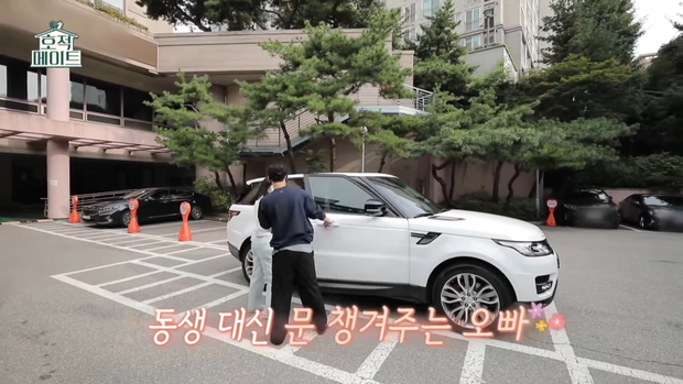 Lee Ji Hoon đến tận nhà để đón em gái cùng đi chơi. Tài tử họ Lee và em gái liên tục có những cử chỉ cực thân mật, từ chu đáo mở cửa xe...