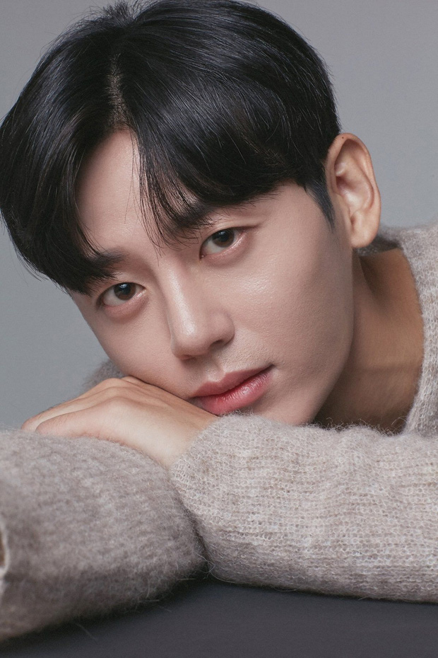 Nam diễn viên Huyền Thoại Biển Xanh gây choáng với những hành động tình cảm đến mức sến sẩm với em gái