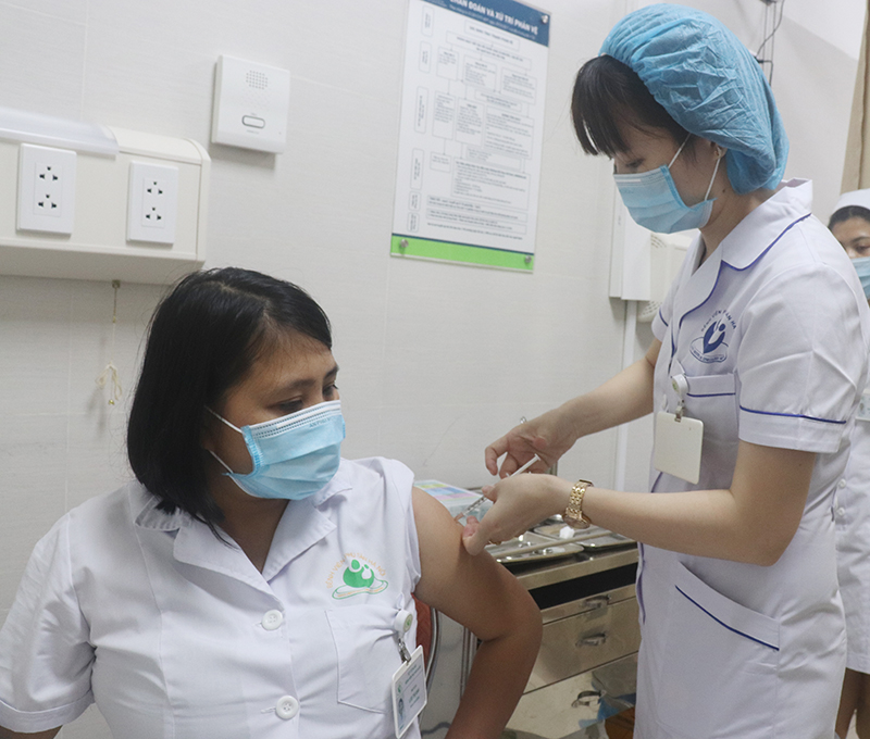  Y bác sĩ Bệnh viện Phụ sản Hà Nội được tiêm vaccine Covid-19.