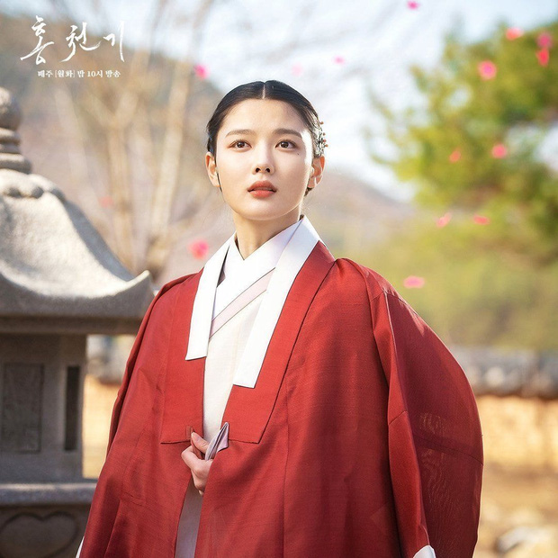 Mới đây, trong bộ phim Lovers Of The Red Sky, nhan sắc mong manh tựa giọt sương của Kim Yoo Jung càng đạt đến đỉnh cao mới. Nữ thần cổ trang Kim Yoo Jung đã quay lại trong sự mong chờ của nhiều khán giả