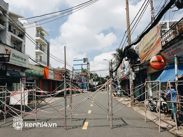 Giàn giáo được dựng lên kèm theo giăng dây như mạng nhện trên đường phố