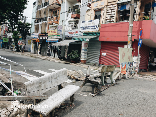 Hàng ghế đá vỡ nát được dùng để chặn đường