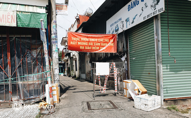 Có con hẻm lại dùng giàn phơi quần áo, thùng rác
