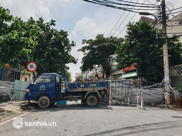 Có con đường dùng cả xe ben để làm chốt chặn