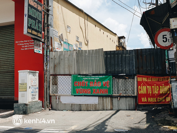 Chốt chặn bằng tôn kín ở khu phố 6, phường Đông Hưng Thuận, quận 12