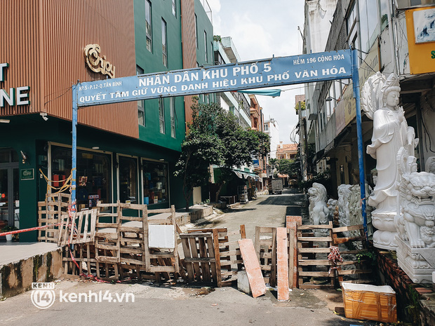 Nhiều tấm gỗ, tượng được mang ra để chặn hẻm