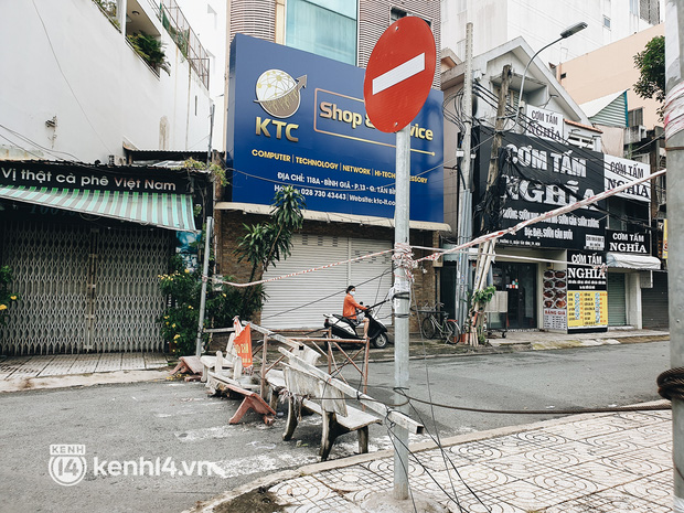 Ghế đá chất lộn xộn để làm chốt chặn trên đường Bình Giã, quận Tân Bình