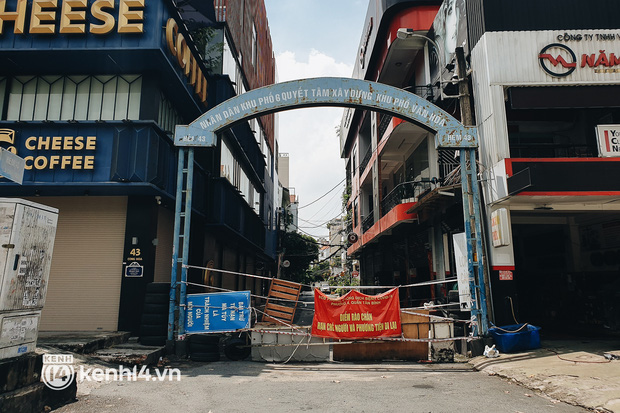 Được biết, ngoài các hàng rào chặn hẻm thì những tuyến đường lớn vào khu dân cư cũng bị chặn