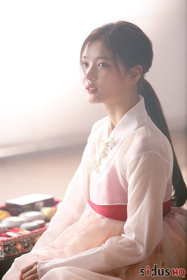 Nét đẹp ngọt ngào, nhẹ nhàng, trong veo của Kim Yoo Jung như sinh ra để mặc Hanbok