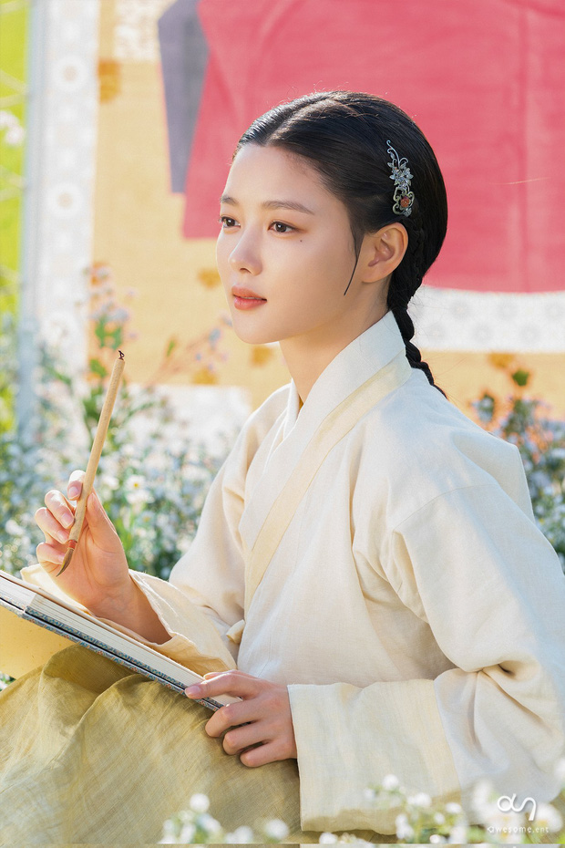 Ở tuổi 22, Kim Yoo Jung vẫn đẹp mong manh, thoát tục khi diện Hanbok