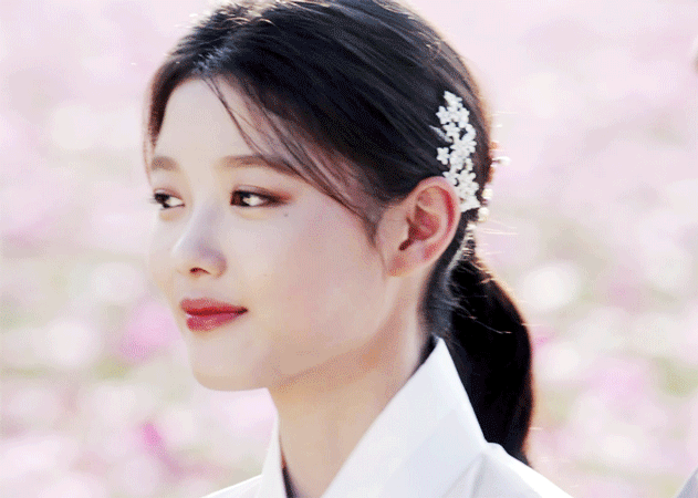 Từng thước phim Mây Họa Ánh Trăng đều đẹp đến nao lòng nhờ nhan sắc của Kim Yoo Jung