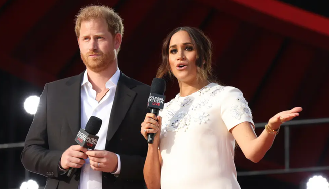 Cặp đôi xuất hiện trên sân khấu như những ngôi sao.