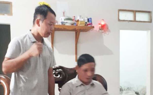 Thầy lang Hải (người đứng) - Ảnh: Báo Bắc Giang