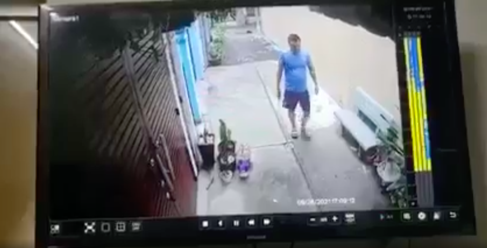 Hình ảnh đối tượng cầm dao, lững thững đi bộ từ hiện trường về nhà.