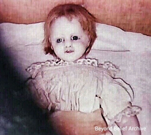 amp;#34;Búp bê ma ámamp;#34; từng thuộc về bé gái chết vì dịch bệnh, chỉ một người chụp được ảnh - 3