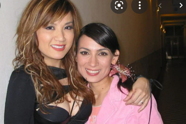 Phi Nhung thân thiết bên đàn chị Trizzie Phương Trinh.