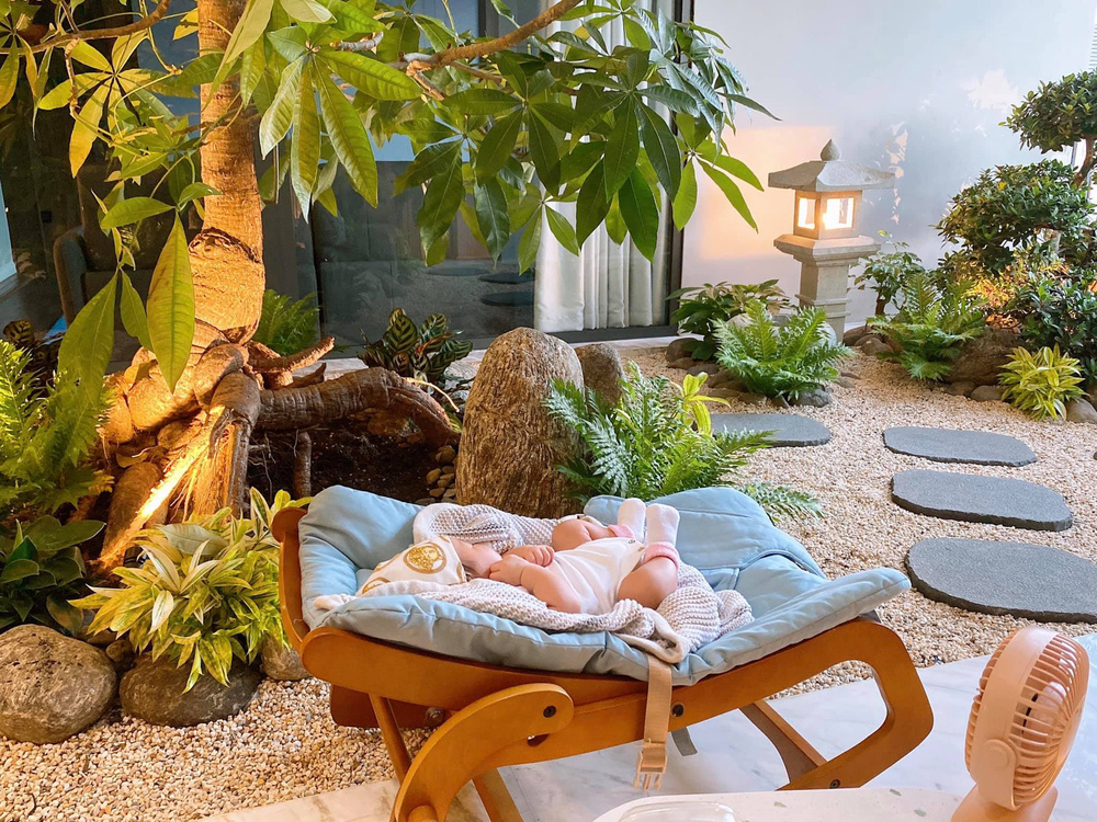 Khu vườn này thường xuyên được bà xã anh ngồi thư giãn, chăm con nhỏ.