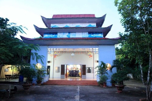 19 người con còn lại của Phi Nhung được sống ở 2 nơi. 1 số bé nhỏ đang cần được mẹ tâm sự, dạy bảo sẽ sống cùng Phi Nhung trong ngôi nhà khang trang ở TP.HCM. Các bé lớn hơn được mẹ nuôi dạy trong ngôi chùa Phước Lạc ở tỉnh Bình Phước. Cứ vào cuối tuần hoặc vào những ngày không có show, cố ca sĩ sẽ về đây để trông nom các con