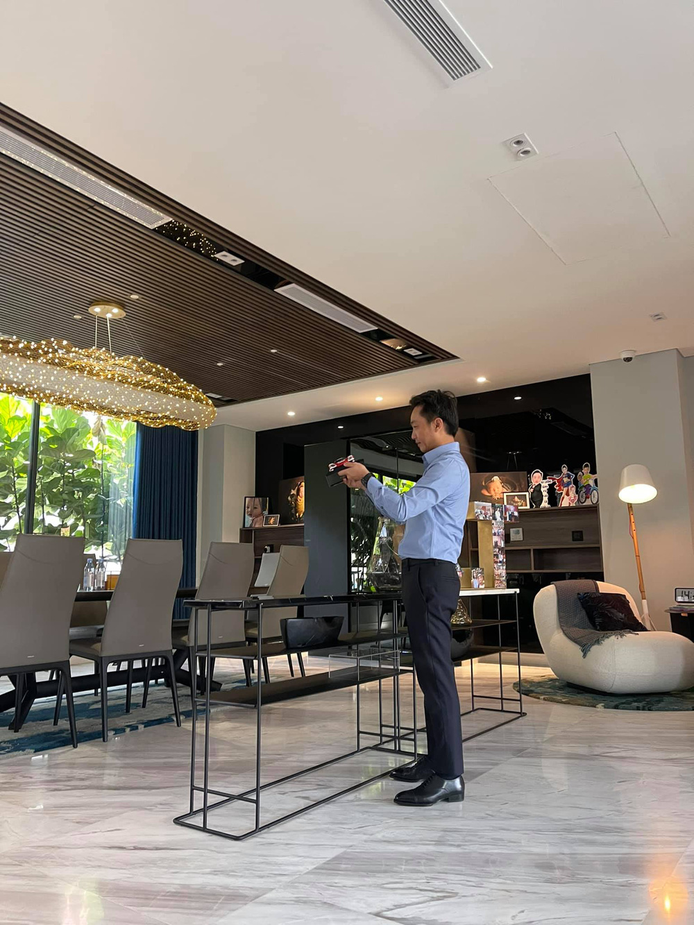 Bên trong căn nhà vẫn là tone xám sang trọng. Nội thất được hai vợ chồng doanh nhân chọn chủ yếu là màu đen, trắng, nâu.