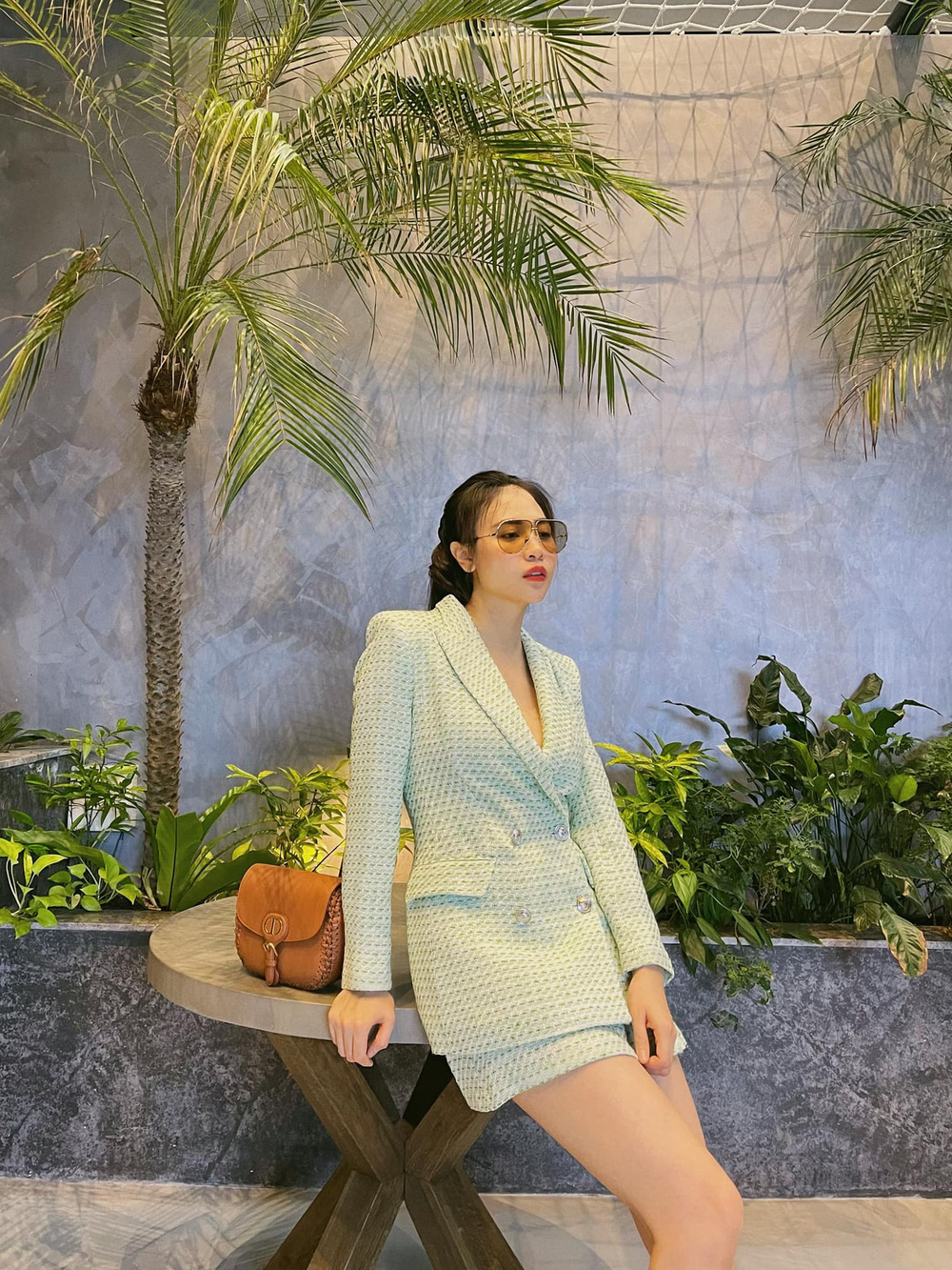 Chỉ ở trong nhà, vợ chồng Cường Đô La cũng có những góc chụp sang chảnh như quán cafe.