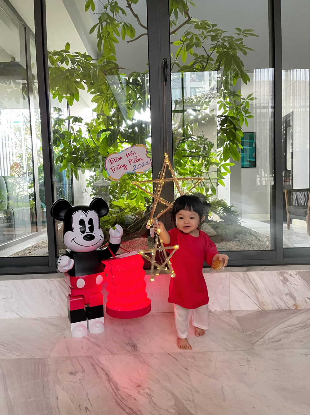 Ngôi nhà được thiết kế với không gian mở, cửa kính lớn nên rất sáng sủa, thoáng mát.