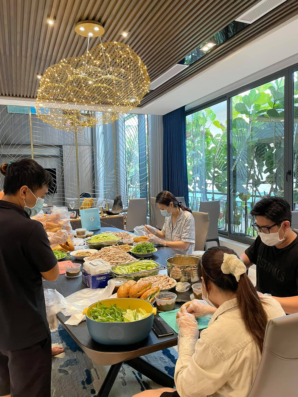 Phòng khách rộng lớn, cửa kính nhìn ra ngoài sân vườn thoáng mát. Cường Đô La thường cùng vợ và các nhân viên chuẩn bị đồ từ thiện tại phòng khách.