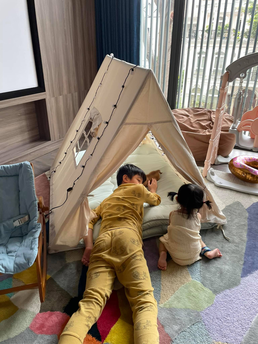 Hai bé Subeo và Suchin thân thiết, cùng chơi đùa trong nhà.