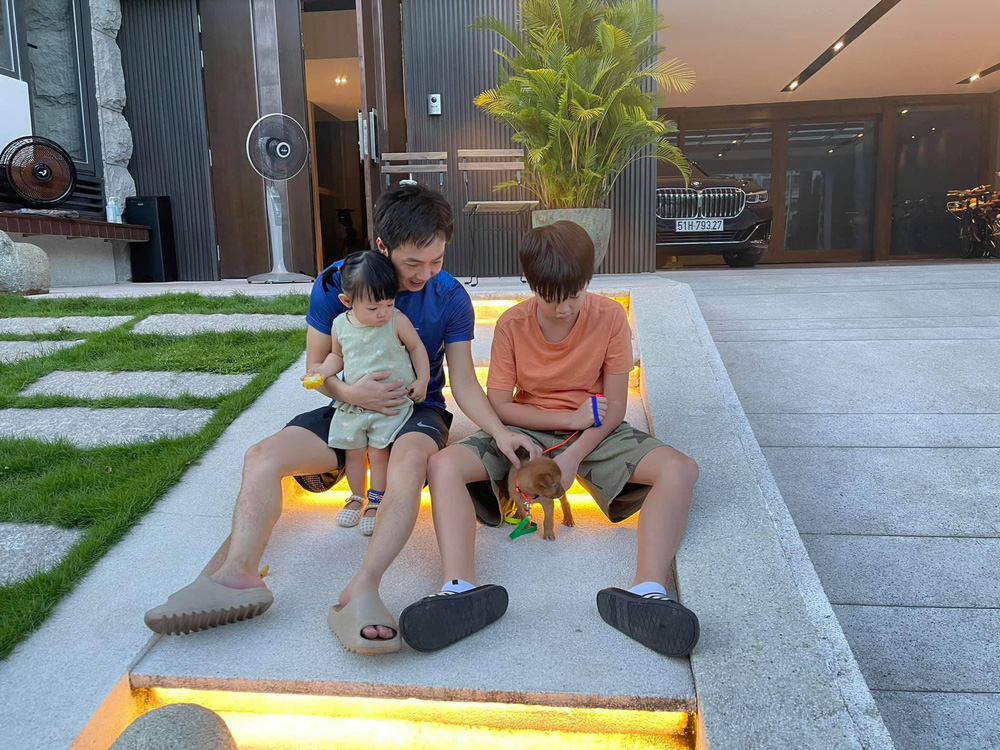 Cường Đô La thường cùng hai con chơi đùa ở lối ra vào. Anh thiết kế phần mặt tiền dốc thoải thuận tiện cho xe ra vào, tô điểm thêm bằng cỏ, đèn vàng dưới cầu thang.