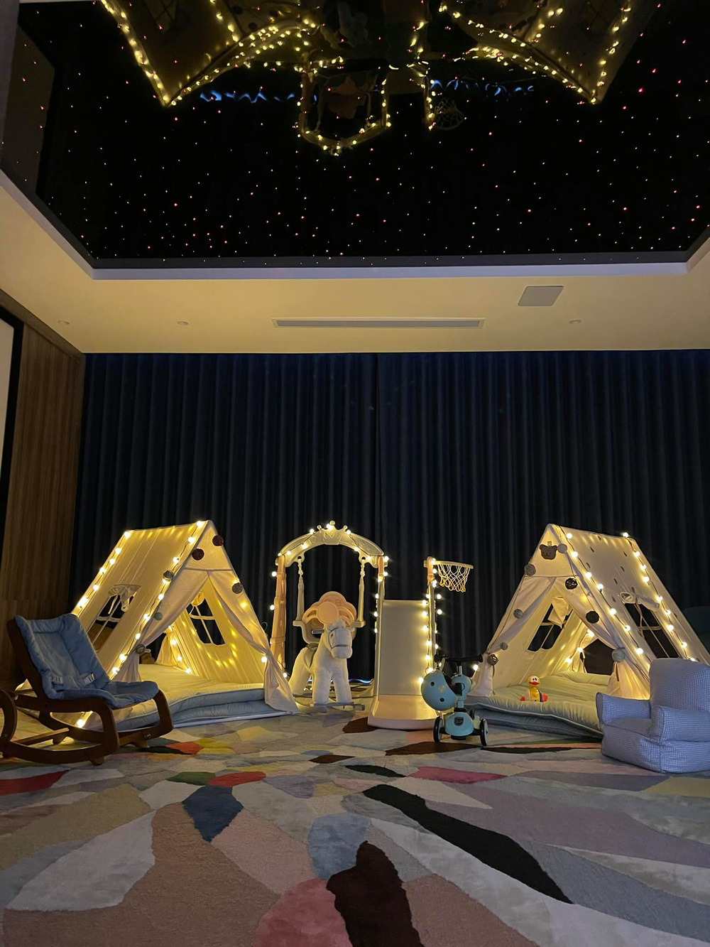 Cường Đô La và Đàm Thu Trang mới đây trang trí phòng ngủ cho hay con với đồ chơi lung linh, phần trần rực rỡ ánh đèn. Cô bày tỏ: 