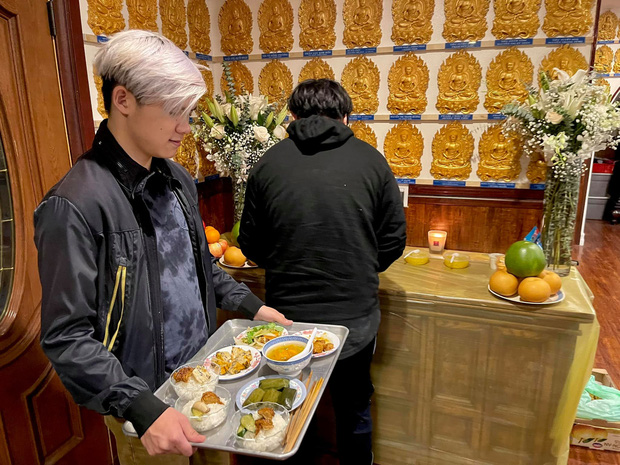 Con trai của Trizzie Phương Trinh cũng có mặt tại lễ cầu siêu