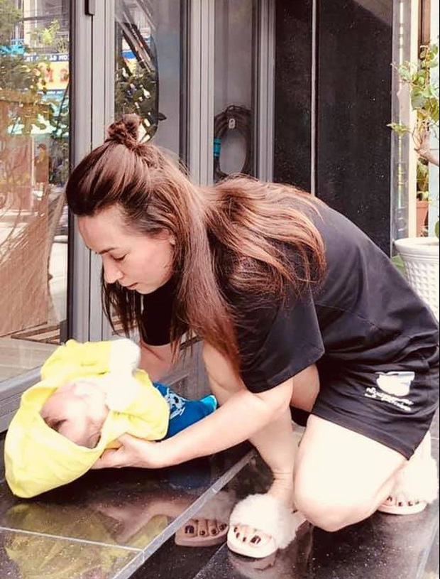 Có những em bé được bố mẹ ruột đặt trước cửa nhà của ca sĩ Phi Nhung từ lúc mới lọt lòng. Chính vì lý do này, nhiều em đã xem mẹ nuôi như mẹ ruột