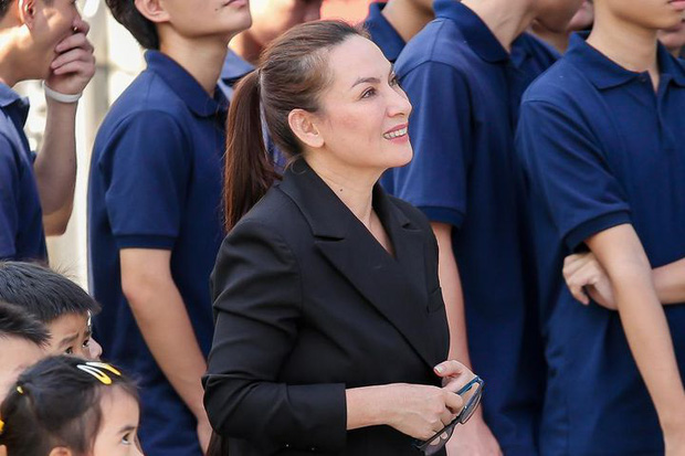 Phi Nhung từng gây xúc động khi xuất hiện trong 1 chương trình truyền hình để nhắn nhủ đến cô con gái nhỏ Phi Như đang học tại trường Quốc tế Học viện Anh Quốc. 