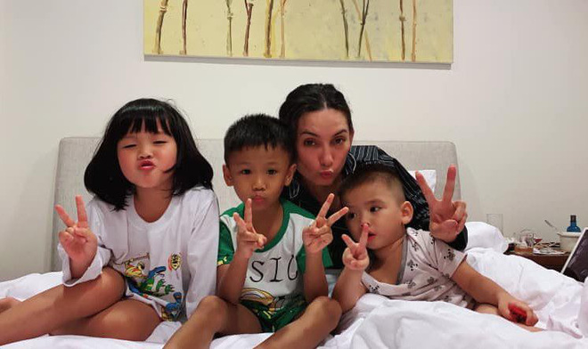 Không cùng dòng máu nhưng cố ca sĩ Phi Nhung yêu thương các con như ruột thịt. Nữ ca sĩ hiểu tính nết từng bé để uốn nắn, dạy bảo tử tế ngay từ nhỏ