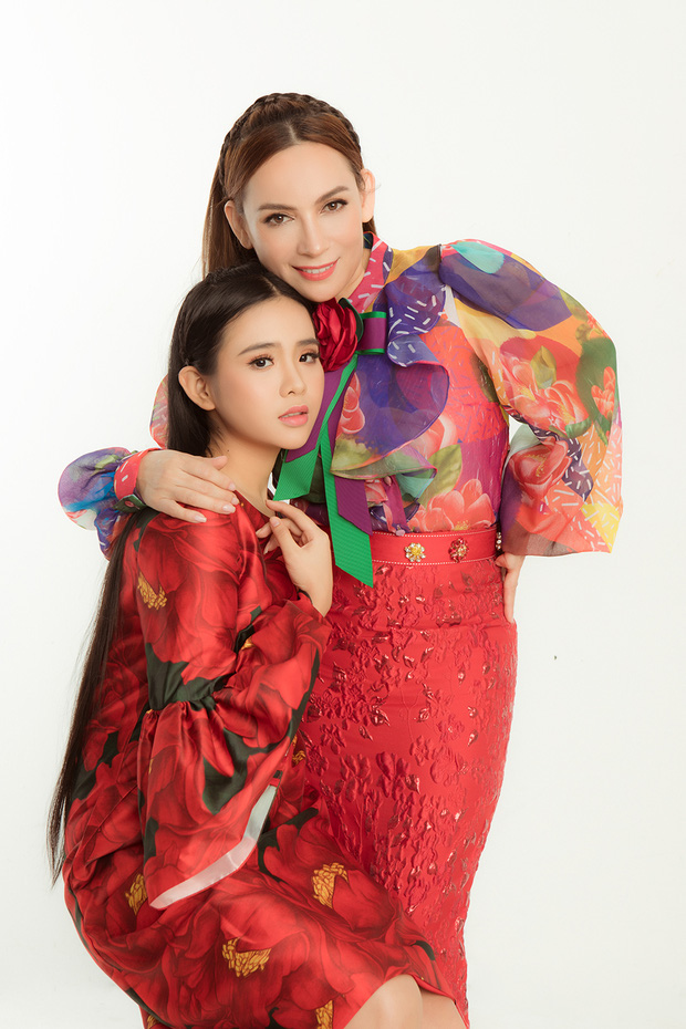 Từ cơ duyên tại chương trình Solo Cùng Bolero, Quỳnh Trang trở thành con nuôi của cố ca sĩ Phi Nhung. Dưới sự đào tạo của mẹ, Quỳnh Trang trở thành 