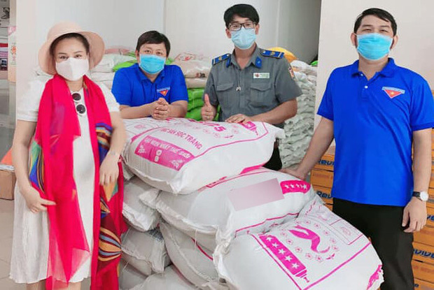 Hình ảnh Vy Oanh mang bụng bầu vẫn tích cực đi làm từ thiện, giúp đỡ bà con có hoàn cảnh khó khăn trước đó