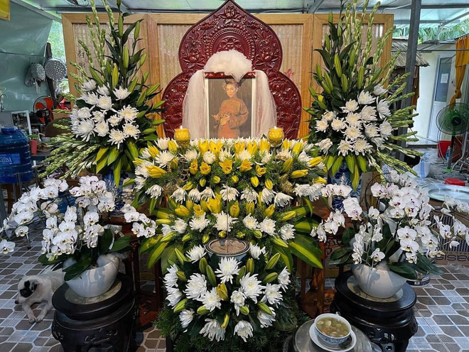 Bàn thờ của nữ ca sĩ được người hâm mộ lập và đặt ở chùa để cầu siêu mỗi ngày