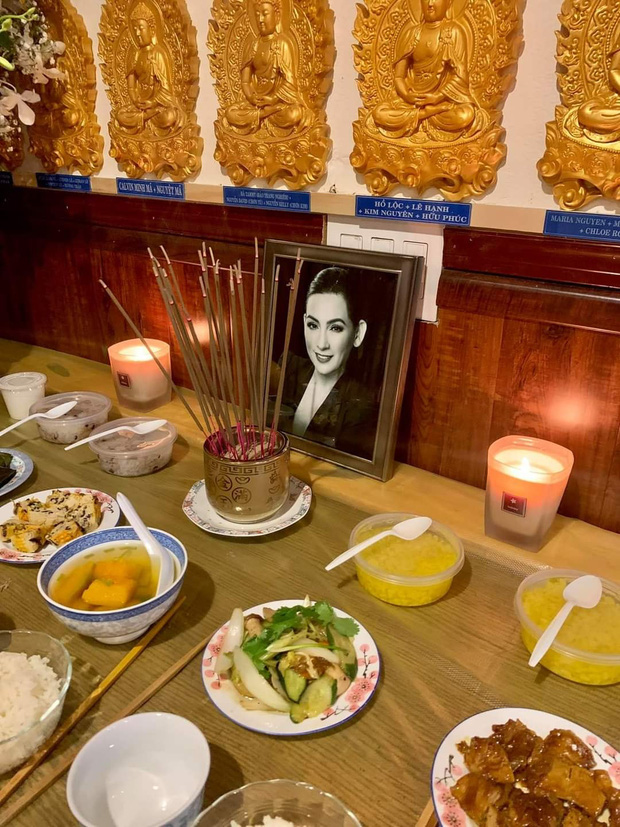 Tại Mỹ, con gái ruột cố ca sĩ cũng đặt bàn thờ của mẹ tại chùa để mong vong linh người quá cố sớm được siêu thoát